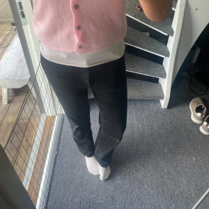 Svarta raka jeans från Bershka  - Säljer ett par svarta jeans med rak passform och klassisk femficksdesign. Jeansen har normal midja och är tillverkade i ett mjukt denimtyg som sitter skönt hela dagen. Perfekta för dig som gillar en clean och enkel look.