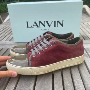 Lanvin skor  - Hej! Säljer nu dessa sjukt snygga Lanvin skor. Skorna är i mycket fint skick! Vi rekommenderar att gå ner en storlek. Har ett begränsat antal boxar och dustbag! Hör gärna av dig vid frågor 