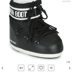 Svarta Moon Boots med snörning - Svarta Moon Boots med vit sula och tydlig logga runt skaftet. Skorna har snörning framtill och är tillverkade i syntetmaterial, perfekta för vinterns kalla dagar. Den klassiska moon boot-looken ger en cool och sportig vibe. I stlrk 36-38, skriv för egna bilder finns lite dekter på dom såsom snörena och lite märken på dom dom är använda 1 vinter 