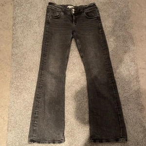 Grå bootcut jeans från Gina Tricot - Snygga grå jeans från Gina Tricot i bootcut och lågmidjade 😍