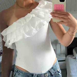 Zara body  - Säljer denna super snygga bodyn från Zara i storlek S! Använd väldigt få gngr