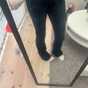 True religion jeans  - Fina true religion jeans i modell Becca. W24 Tyvärr var de alldeles för långa för mig och därför har de blivit väldigt slitna längst ner. Kontakta mig för fler bilder eller köp💕💕