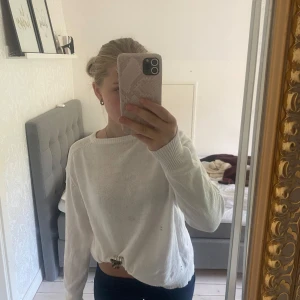 Vit stickad tröja💓 - Enkel och stilren vit stickad tröja med rund halsringning och långa ärmar. Tröjan har ribbade muddar vid ärmslut och nederkant, vilket ger en snygg och avslappnad look.