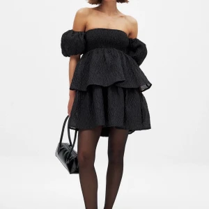 Offshoulder Klänning - Svart offshoulderklänning med knytning i ryggen från nakd. Aldrig använd med prislappen kvar. 