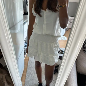 Vit volangkjol från Bershka XS - Supersöt vit kort kjol från Bershka i storlek XS. Kjolen har volangdetaljer, och är super skön. Aldrig använd endast testad! 