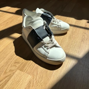 Valentino opens  - Säljer nu mina Valentino open i storlek 42 dom är i väldigt fint skick pris går att diskutera vid snabb affär 