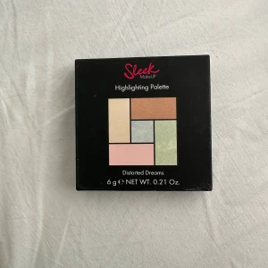 Highlighting Palette Distorted Dreams från Sleek MakeUP - Helt ny! Highlighting Palette Distorted Dreams från Sleek MakeUP med fem skimrande nyanser. 