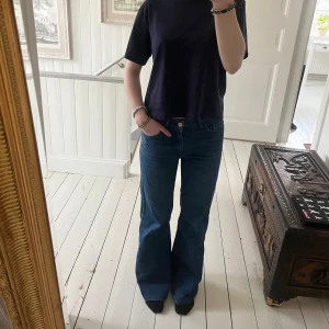 Blå jeans från Acne - Snygga jeans från Acne Studios💕Midjan är mid rise/medelhög. Använda men har mycket kvar att ge. Längst ner på ena benet har de en defekt, se sista bilden. De är även lite uttöjda. Lappen där storleken stått har nöts bort lite, vilket gör att jag är osäker på storleken. Jag bär oftast s/xs och är 163cm lång för referens. Tveka inte att höra av dig vid frågor!☺️