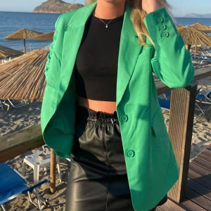 Grön blazer - Säljer denna gröna blazern från BikBok i storlek XS. Använd ett fåtal gånger.