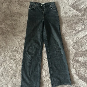 Svarta jeans från Gina Tricot - Snygga svarta jeans från Gina Tricot med en klassisk design. De har en rak passform och hög midja, vilket ger en stilren look. Perfekta för en avslappnad stil. Byxorna är väl använda så har lite små defekter men inget som syns