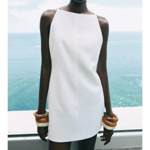 Söker Zara klänning  - Söker denna klänningen från Zara. Hör av dig om du har en sån. 