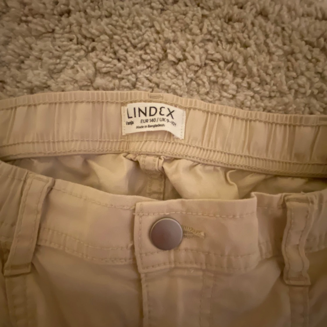 Beige cargobyxor från Lindex - 1