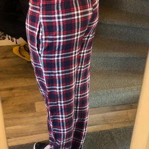 Pyjamasbyxor  - Jag säljer ett par snygga pyjamasbyxor från Lager 157 och har aldrig använts, prislappen är fortfarande kvar. De är lite korta på mig som är 176 cm