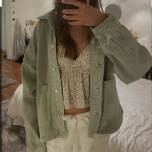 Grön jeansjacka - Snygg grön jeansjacka. perfekt för vår och sommar. En stilren och mångsidig jacka som funkar till många outfits. Slutsåld på Zara