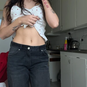 Svarta jeansbyxor - Köpa på asos använt fåtal gånger, Snygga svarta jeansbyxor med meldel midja och bootcut-stil. Perfekta för en trendig look. De har klassiska 4 fickor och en knappgylf.