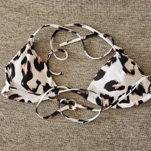 Leopardmönstrad bikini - Trendig bikini med leopardmönster. Den har en klassisk trekantsform med knytband för justerbar passform. Perfekt för en dag på stranden eller vid poolen.