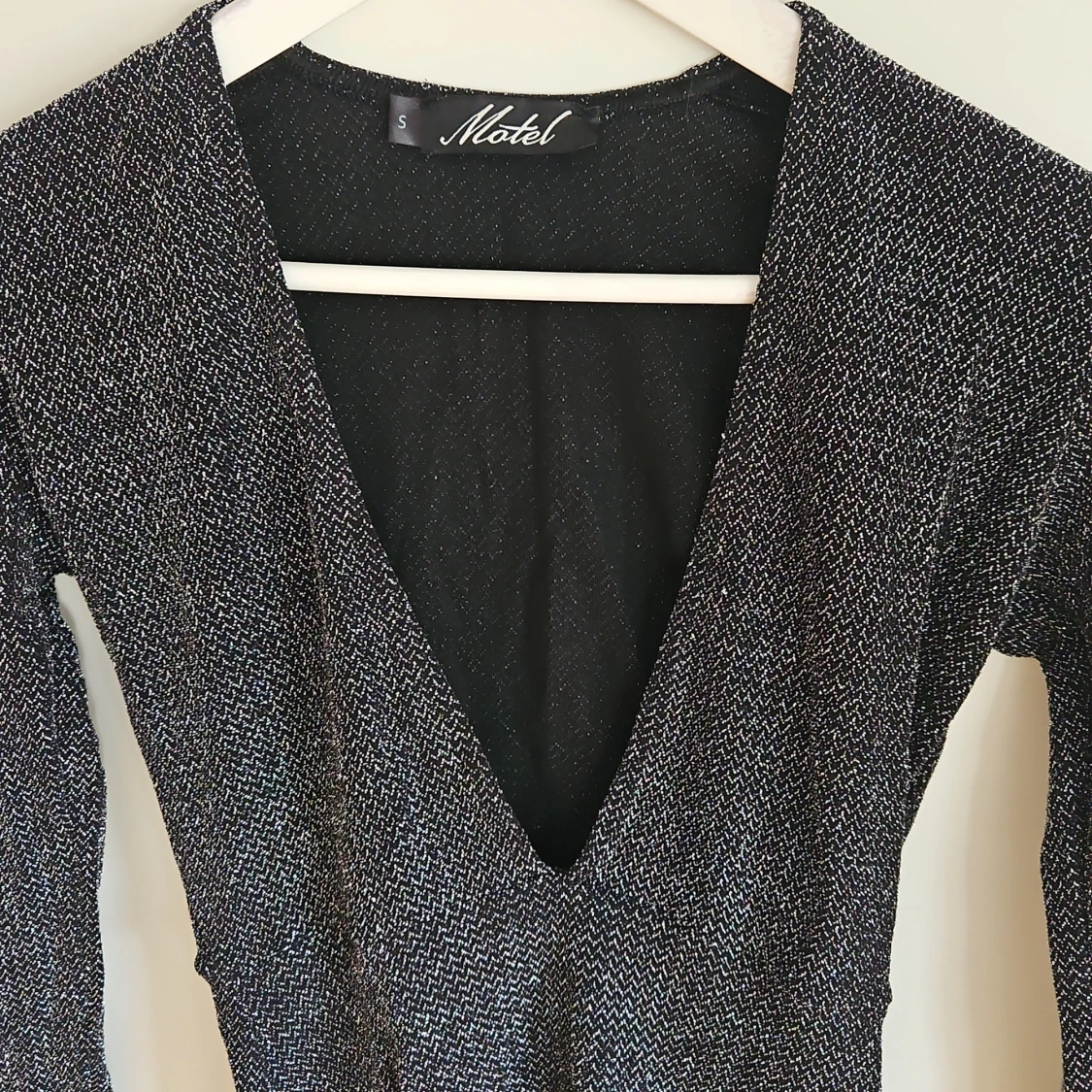 Svart glittrig klänning från Motel - 2