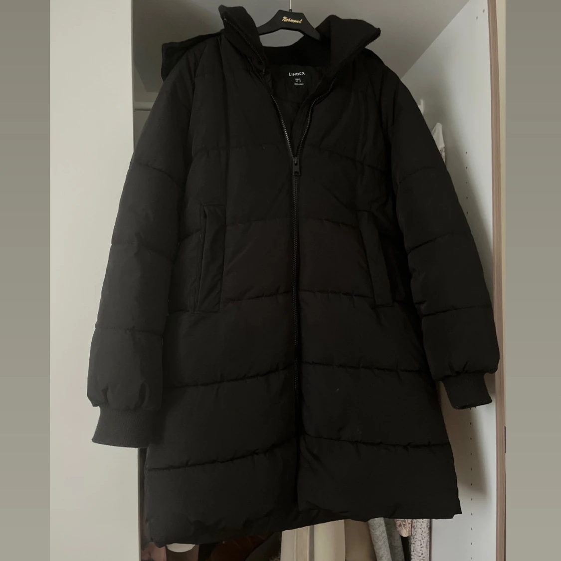 Svart dunjacka med huva