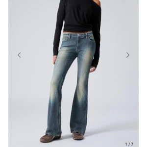 Weekday jeans  - Weekday jeans som heter ”Flame Low Waist Slim Flared Leg Jeans” i färgen Gasoline Blue-Mellanblå. Storlek är 27/32 och jag säljer eftersom midjan var lite för stor och jag hann inte returnera. Köpte för 590kr säljer för 250 men priset kan diskuteras vid snabb affär! 
