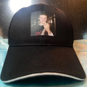 NOSEBLEED - keps - ✨1st keps inspirerad av gtb/sbe! ✨⭐️ Går att justera storlek⭐️ 🩵🥳I varje GTB/SBE beställning av keps ingår det ett slumpmässigt utvalt gtbsbe foto, drain stickers och freebies (godis+klistermärken) 🥳🩵