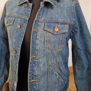Denim jacka i nytt skick - Så fin design