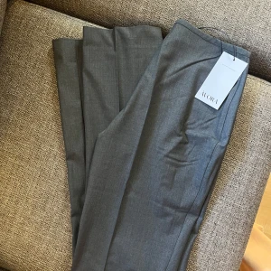 Avora bellini pant stl 36 - Snygga grå kostymbyxor från Avora. Helt oanvända, säljs pga fel storlek. 