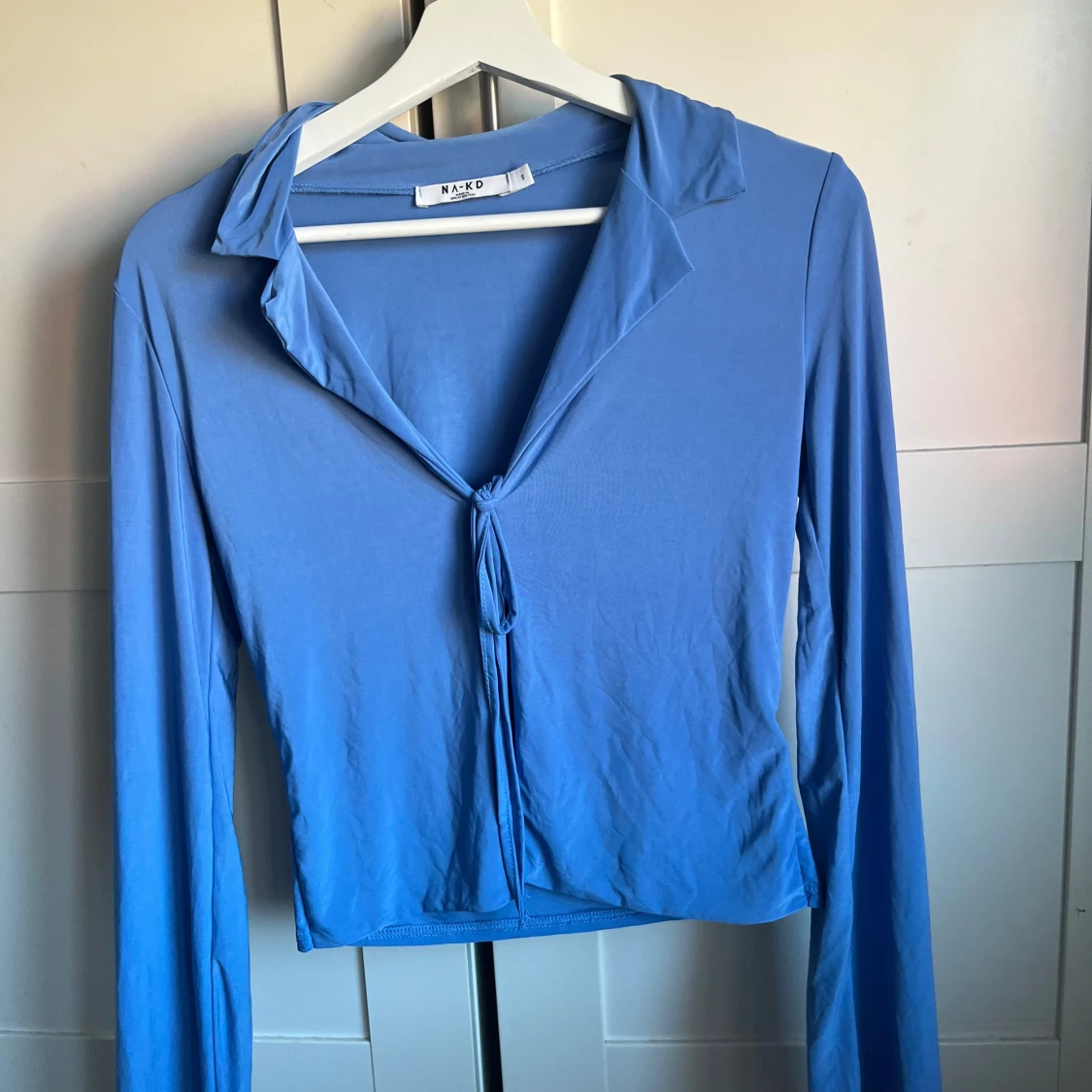 Blå långärmad topp från NA-KD