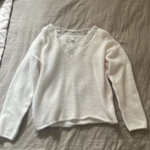 Vit tröja med spetsdetaljer från H&M - Säljer en superfin vit tröja med v-ringning och spetsdetaljer vid halsen. Tröjan är från H&M men köpt second hand. I storlek M💕