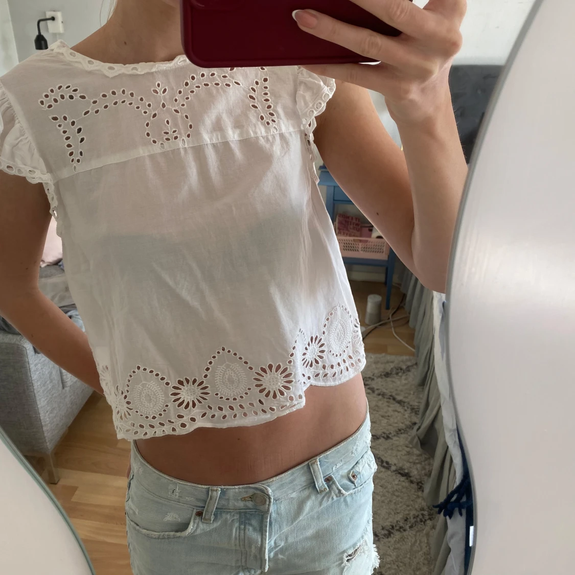 Vit blus med spetsdetaljer - 2