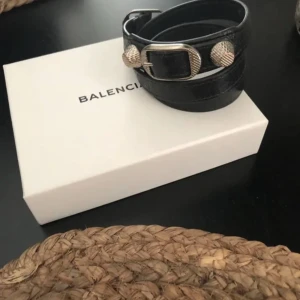 Svart armband från Balenciaga - Snyggt svart armband från Balenciaga med silverdetaljer och ett spänne. Köpt på Vinted 