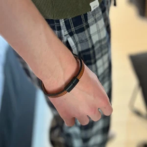 Läderarmband  - Snyggt läderarmband som passar till alla outfits. Längden på armbandet är på 21 centimeter. Hör av dig om du har några frågor eller om du vill diskutera pris.