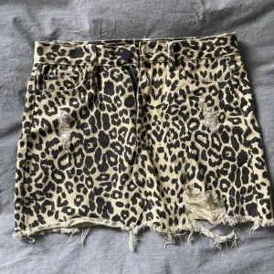 Jeanskjol  - Bra skick, aningen stretchig! Köpt på Sthlm stadsmissionen 