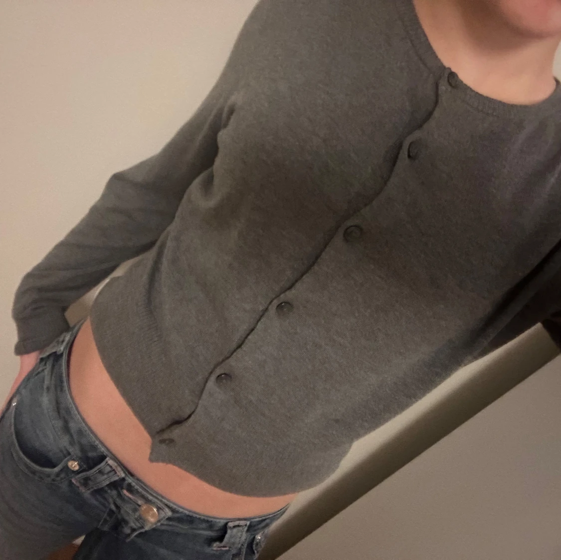 Grå kofta med knappar