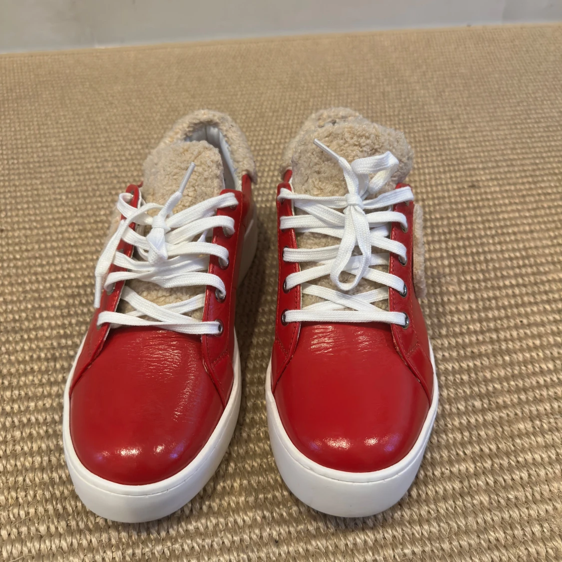 Röda sneakers med hjärtdetalj från Love Moschino - 4