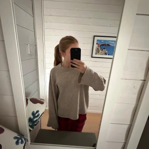 Stickad tröja☺️ - Jättefin tröja från hm!!💗 En liten tråd har rivits upp så den syns som syns i sista bilden emb utom det är den i bra skick❣️