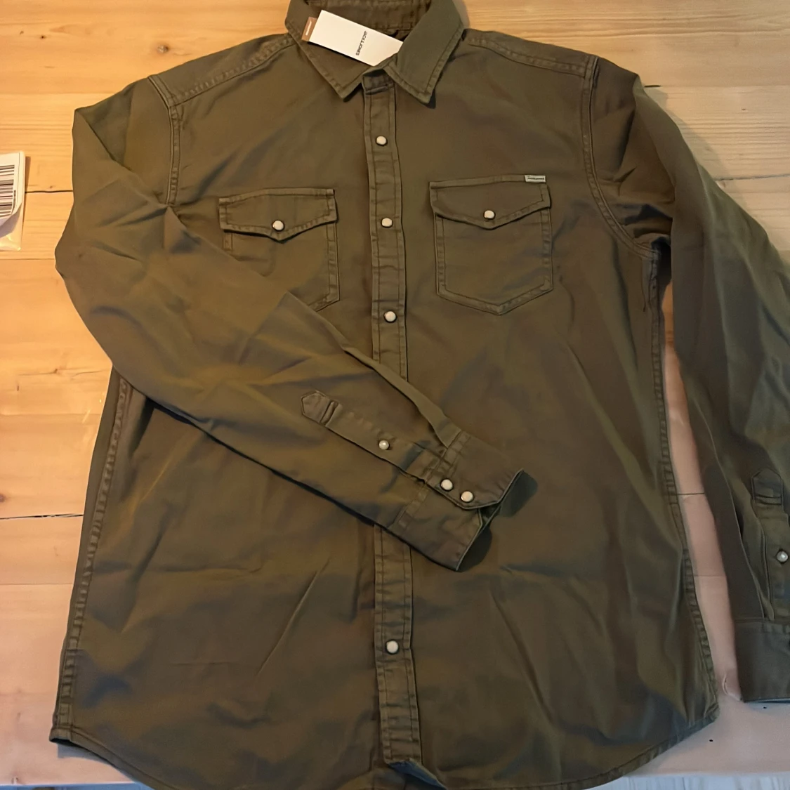 Olivgrön skjorta från Jack & Jones - 1