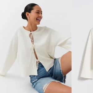 Vit tröja med knytning - Säljer en stilren vit tröja med knytning framtill. Tröjan har långa ärmar och en avslappnad passform, perfekt för en trendig look. Passar bra till jeans eller kjol för en avslappnad stil.