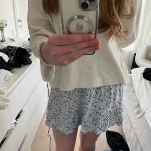 Blommig kjol från Even&Odd - Söt blommig kjol från Even&Odd i blått och vitt. Perfekt för en avslappnad stil med ett mjukt och bekvämt material. Kjolen har en kort längd och ett fint blommönster. Normal i storlek, pris kan diskuteras🩷