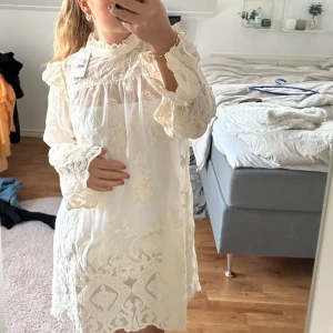 Studentklänning  - Säljer denna fina studentklänningen!! Storlek S, men passar både som en XS och som en M🫶🏻 Helt oanvänd, med prislappen kvar. En underklänning behövs! 