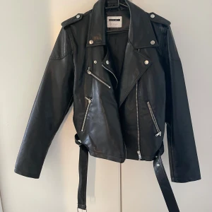 Skinn jacka  - Storlek L men skulle säga den passar en M-S beroende på hur man vill att den ska sitta så snygg stil och jätte bra skick knappt använd inga tecken på defekter 🩷 perfekt till vår jacka🥰