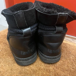Svarta boots från inuikii - Säljer ett par svarta boots från inuikki med snörning och mjukt foder. Lite skav, inga repor eller hål.