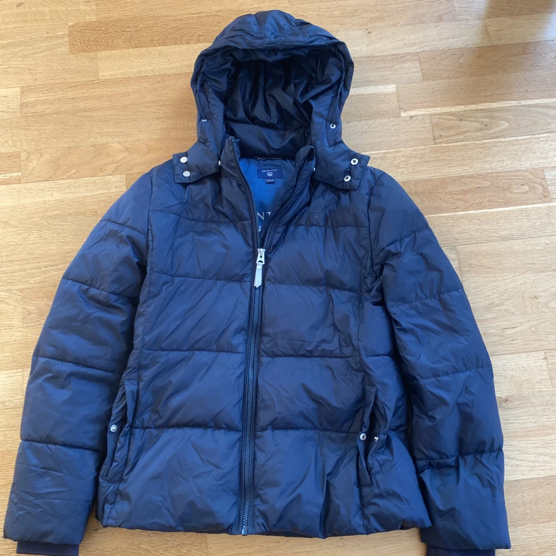 Mörkblå pufferjacka från GANT