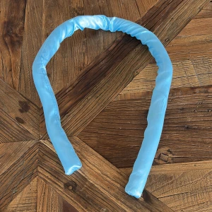 Ljusblått band till heatless curls - Som titeln säger så är det ”bandet” som man har på huvudet för att göra heatless curls