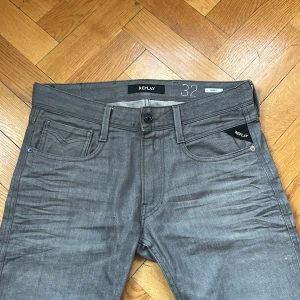 Replay anbass - Replay anbass| storlek W32 L34| nypris runt 2000kr| jättefint skick| inga defekter| 🍾🍾🍾🍾