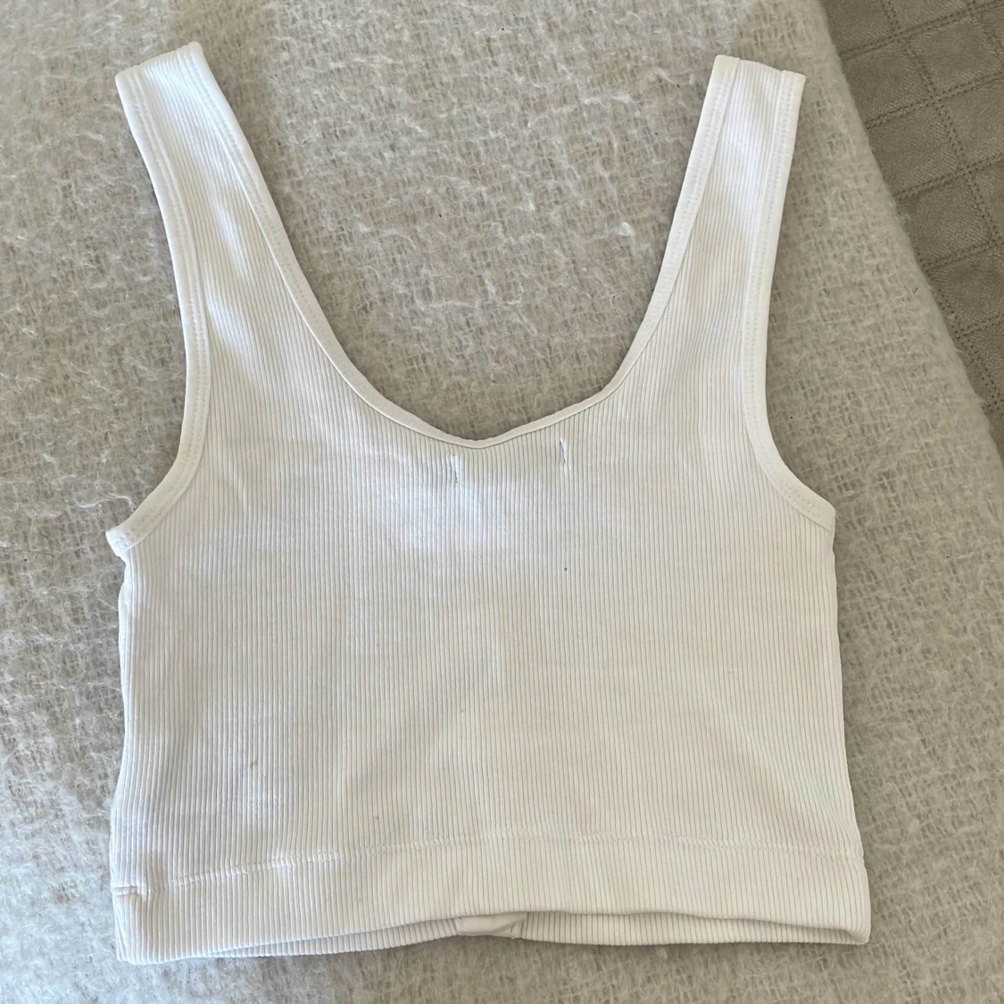 Vit ribbad linnetopp från Bik Bok - 1