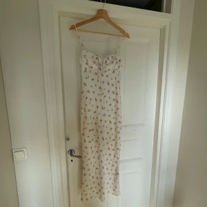 Sommar klänning  - Super fin klänning från Gina i storlek S💕💕