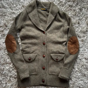 Ralph Lauren 100% ull kofta  - Vintagedelight: Ralph lauren stickad kofta 100% ull. Tröjan är skön och har fina detaljer. Den sitter som en S men lite mer mot M. Måtten ca 68 cm i längd och 47 cm i bädd. Hör av er vid fundering om pris. 