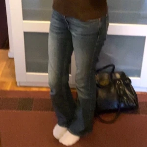 bootcut lowwaist jeans  - jätte fina bootcut jeans från junkyard!! mina favvo jeans men säljer nu pga att de börjar bli för korta 😔 använd mycket men inga defekter och fint skick 🤍 orginal pris: 600 🫶🏻