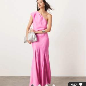 Superfin rosa långklänning med one-shoulder design.💝Aldrig använd men prislappen kvar, säljer då jag beställde två💕💕Pris kan diskuteras💗