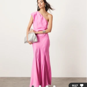 Balklänning💓💓💓 - Superfin rosa långklänning med one-shoulder design.💝Aldrig använd men prislappen kvar, säljer då jag beställde två💕💕Pris kan diskuteras💗